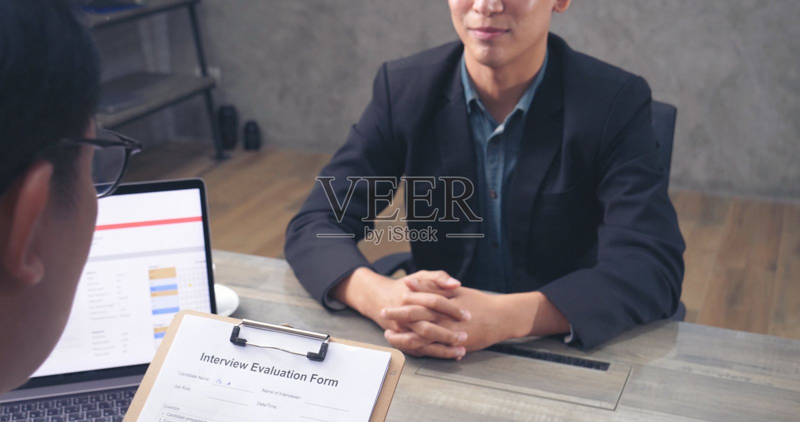 人力资源经理面试商务人员面试，面带微笑与新员工在办公室握手交谈。人事经理面试检查简历，面对面。面试的概念照片摄影图片