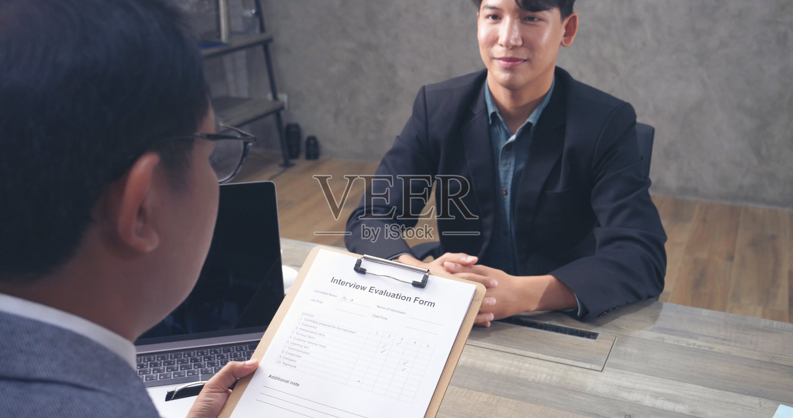 人力资源经理面试商务人员面试，面带微笑与新员工在办公室握手交谈。人事经理面试检查简历，面对面。面试的概念照片摄影图片