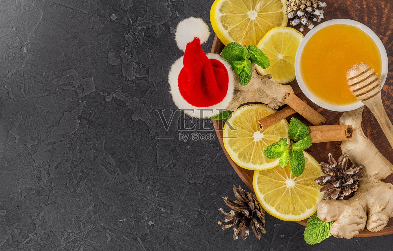 柠檬，薄荷和姜。新年。健康饮食的理念，强化免疫系统和替代疗法。照片摄影图片