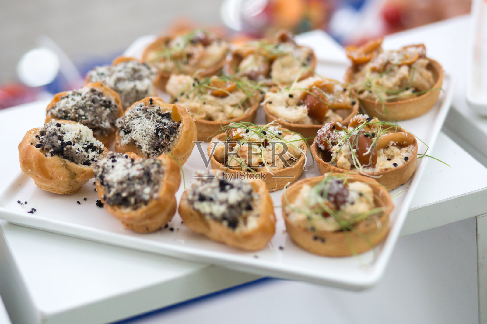 在节日活动或晚宴上放在桌上的零食照片摄影图片