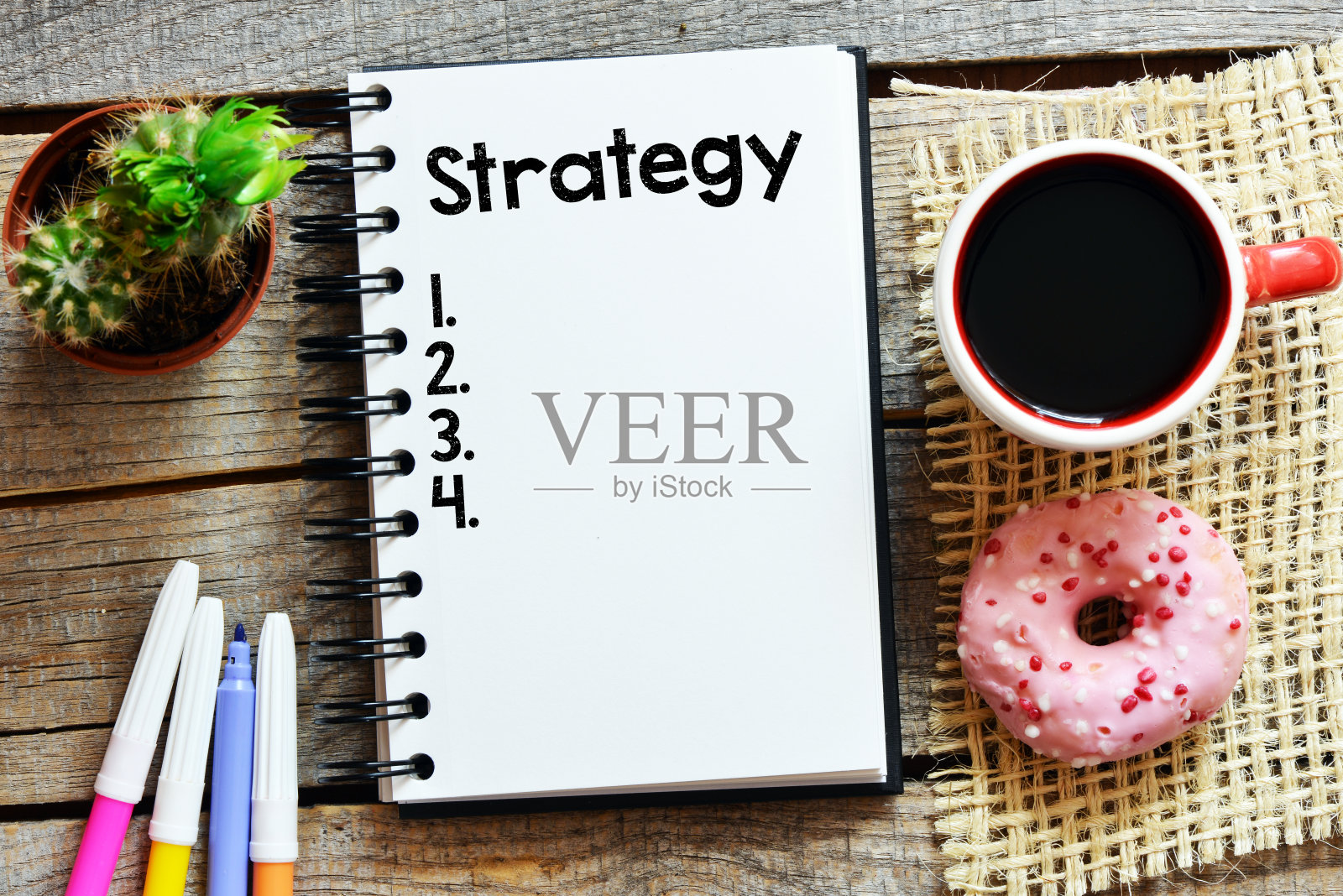 战略字写在办公室的木桌上。对商业概念。照片摄影图片