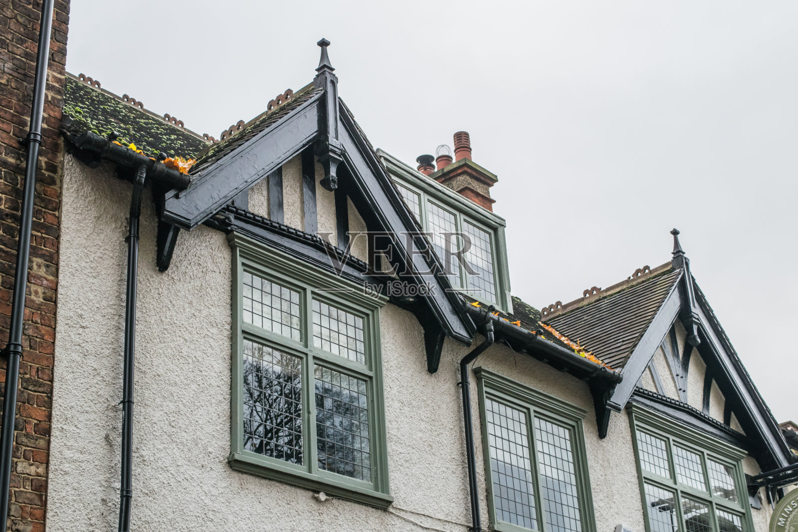 都铎风格窗户的细节在英国约克郡的房子顶部照片摄影图片