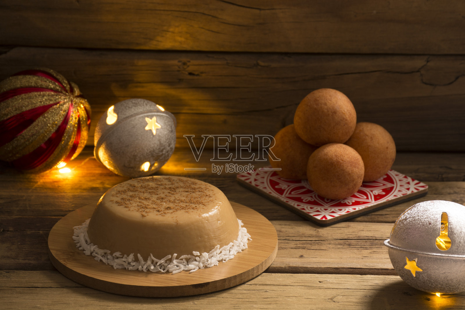 蛋奶沙司和油炸饼，哥伦比亚的传统圣诞食物。照片摄影图片