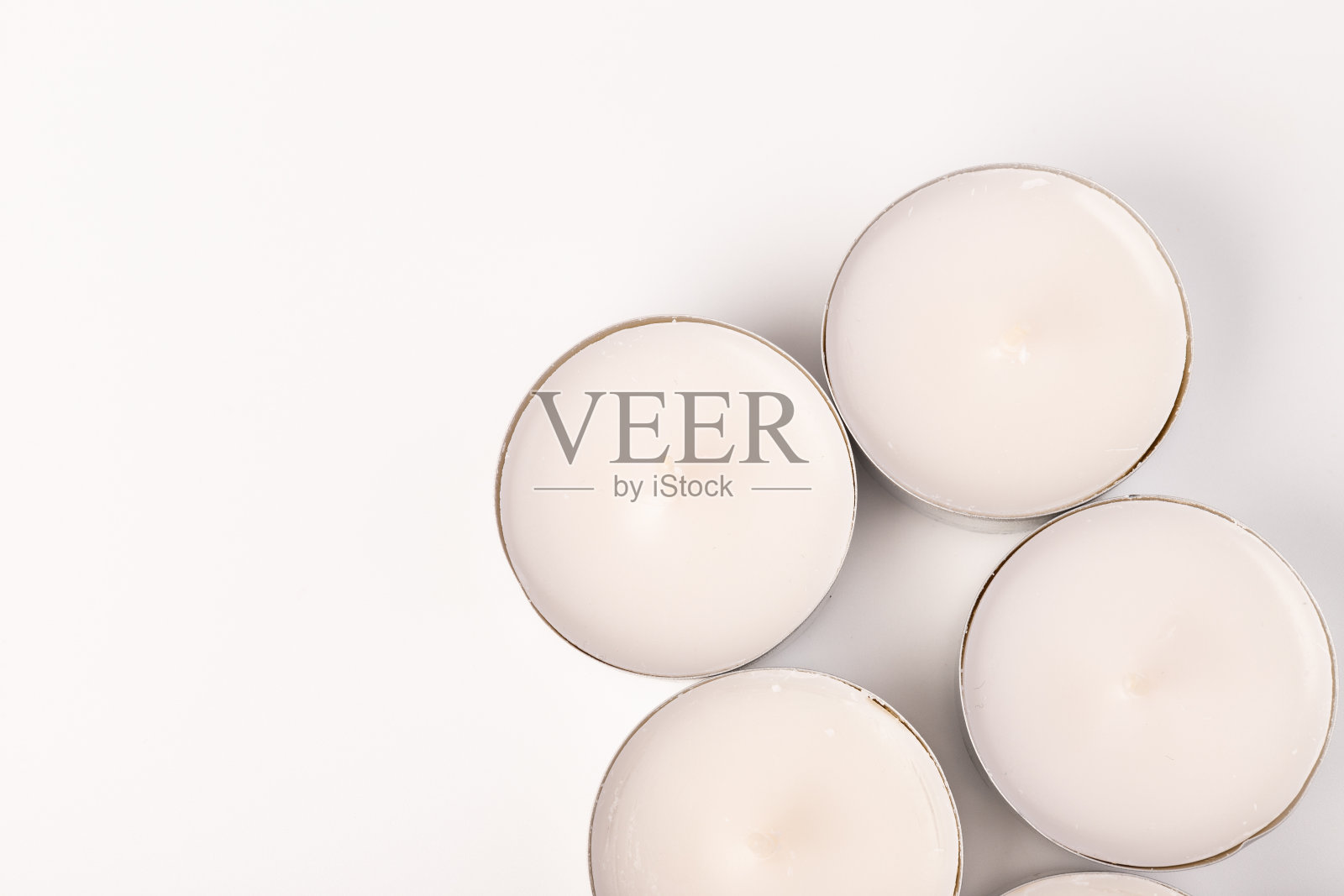 许多蜡烛一起在白色的背景。空间的文本照片摄影图片