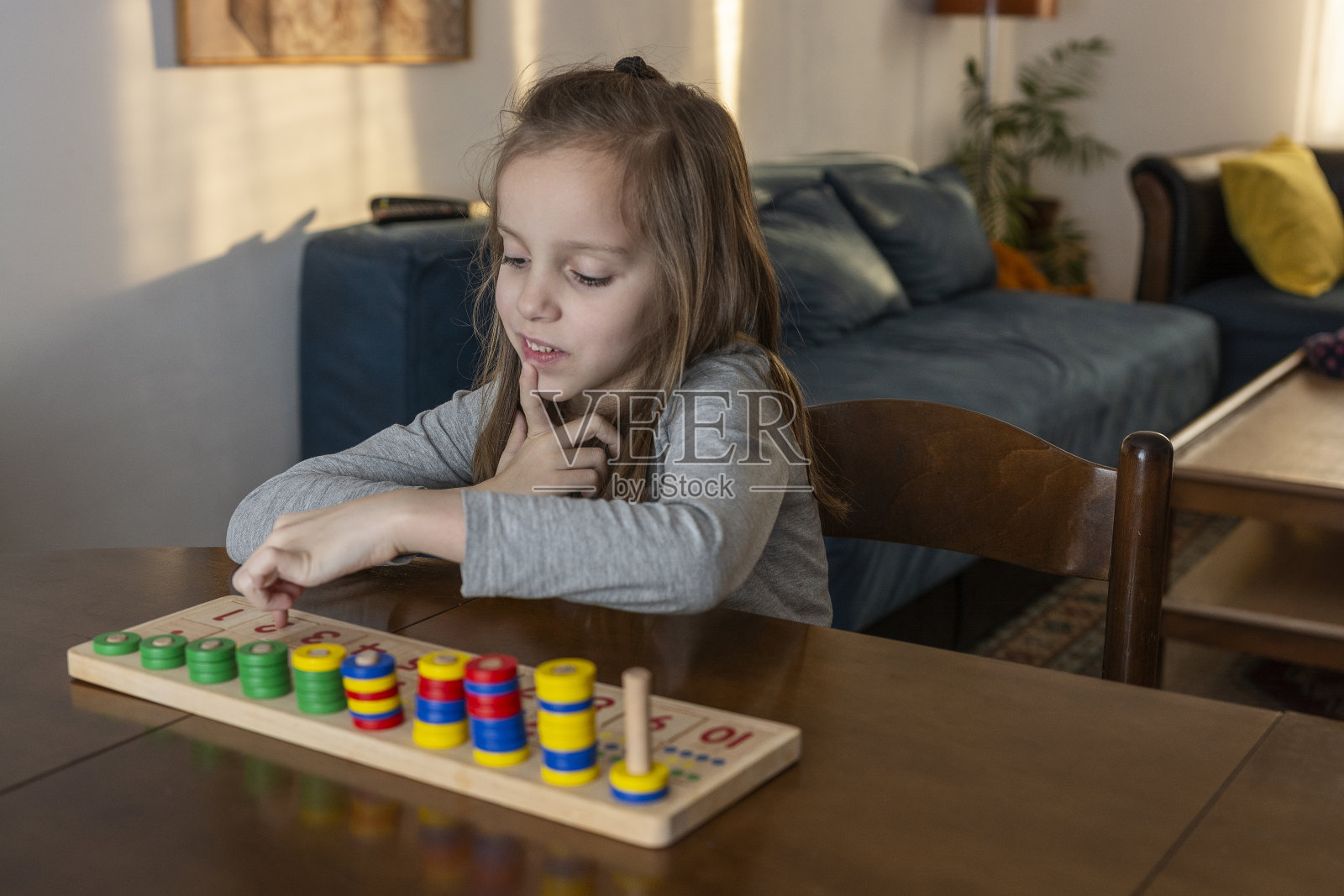 玩数学玩具的女孩照片摄影图片