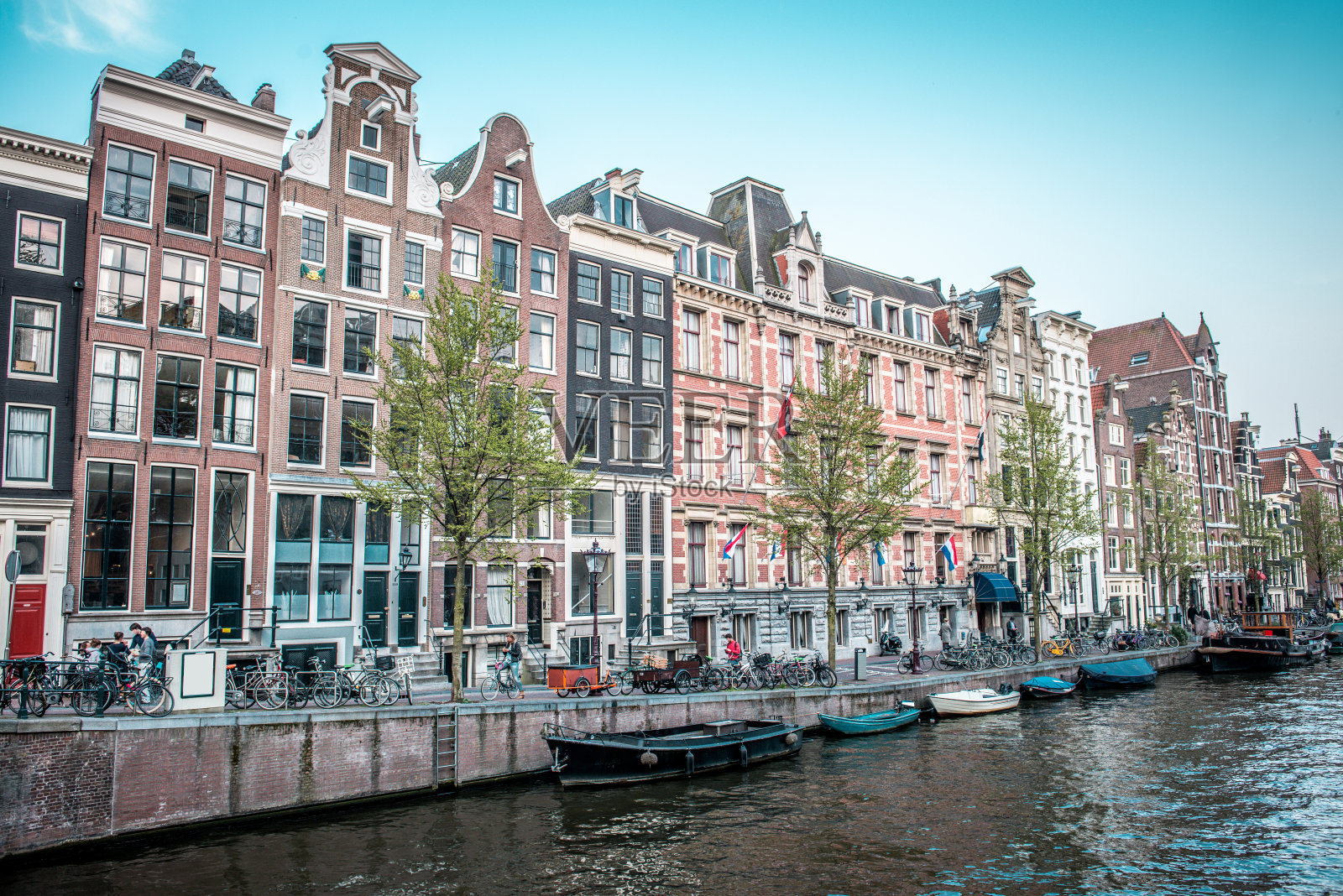 阿姆斯特丹运河中的船和自行车，荷兰建筑照片摄影图片