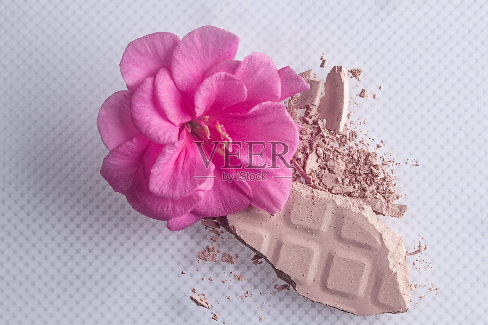 脸粉。破碎的化妆粉。化妆品涂片。照片摄影图片