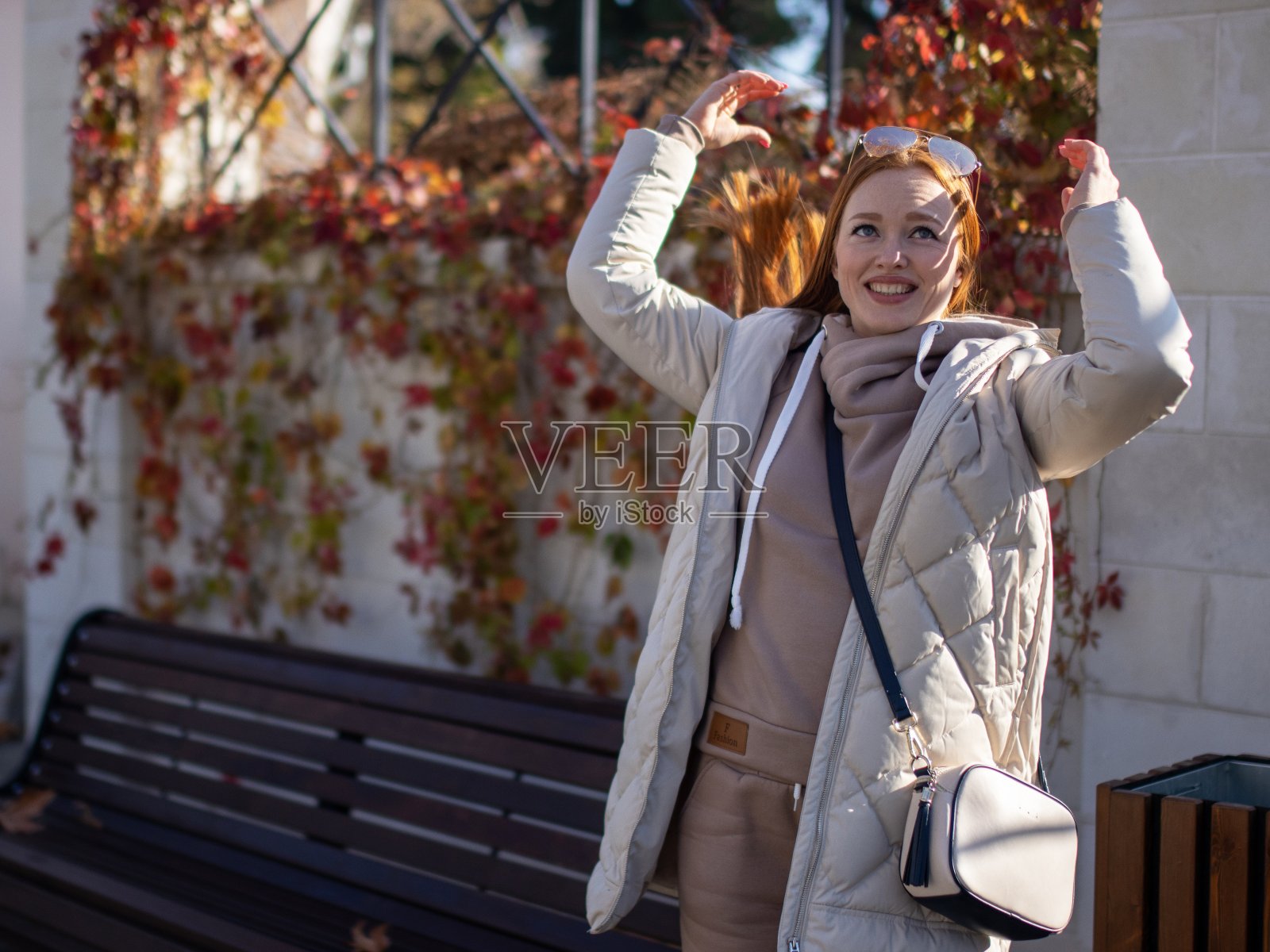 时髦漂亮的长头发红发女孩照片摄影图片