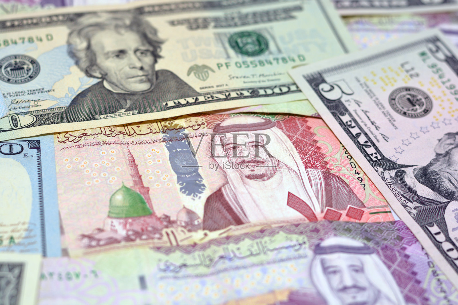 美国20美元和5美元与沙特阿拉伯里亚尔货币，沙特里亚尔和美元汇率照片摄影图片