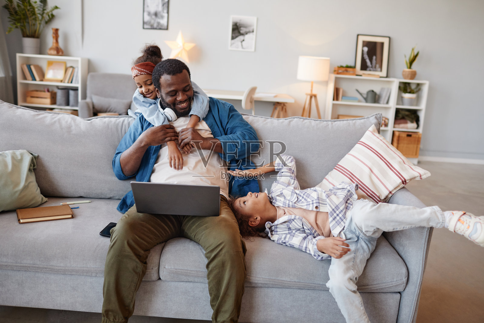 单亲父亲和两个女儿玩照片摄影图片
