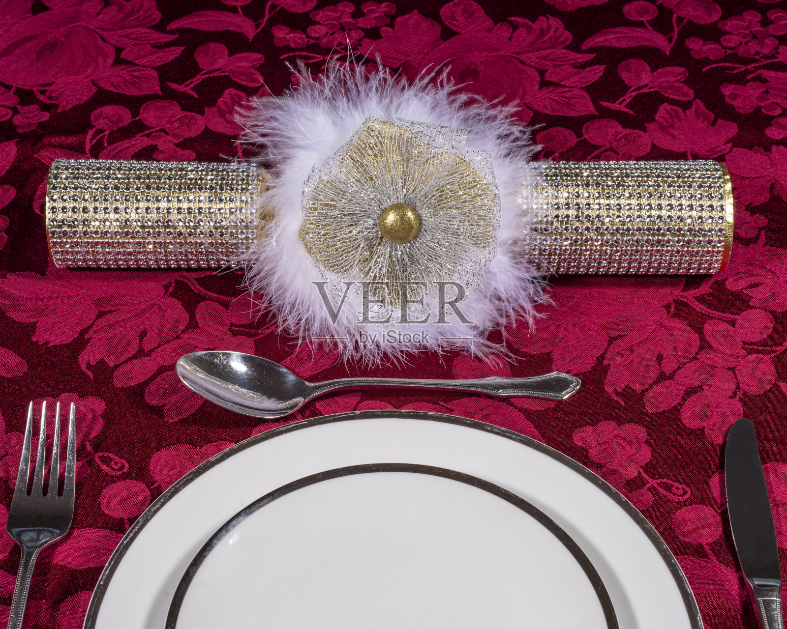 餐桌上的传统圣诞爆竹照片摄影图片