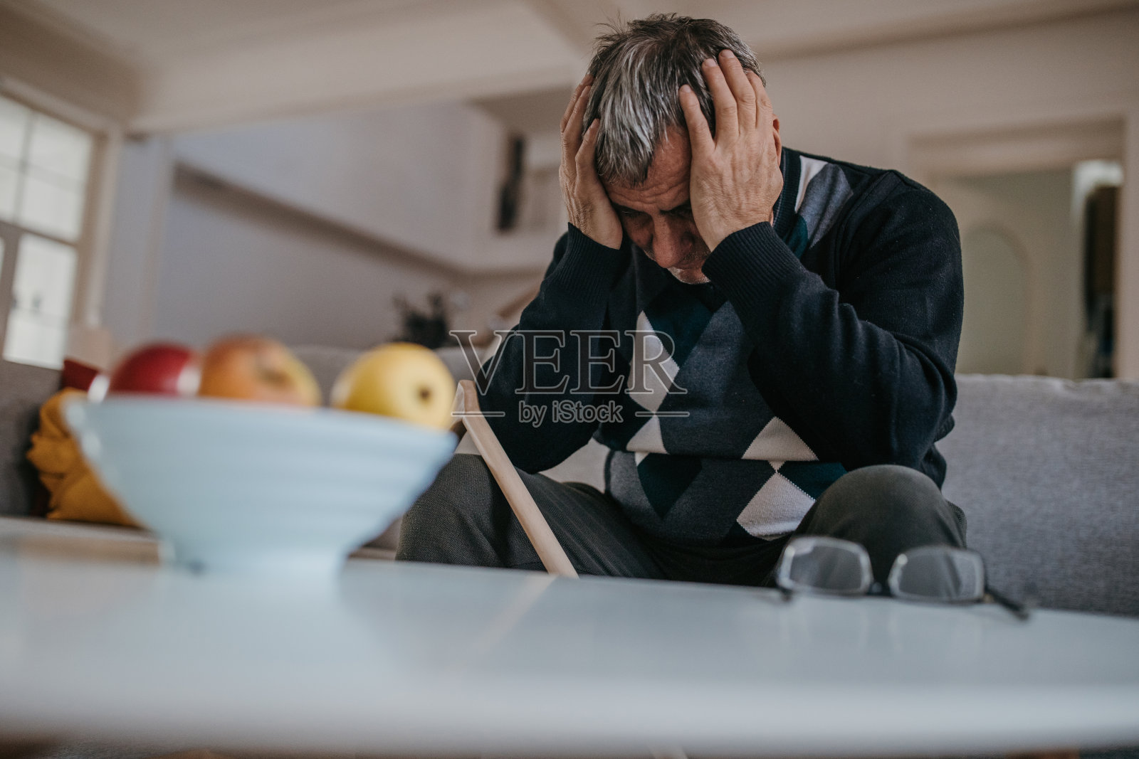 情绪低落的男人，遇到问题照片摄影图片