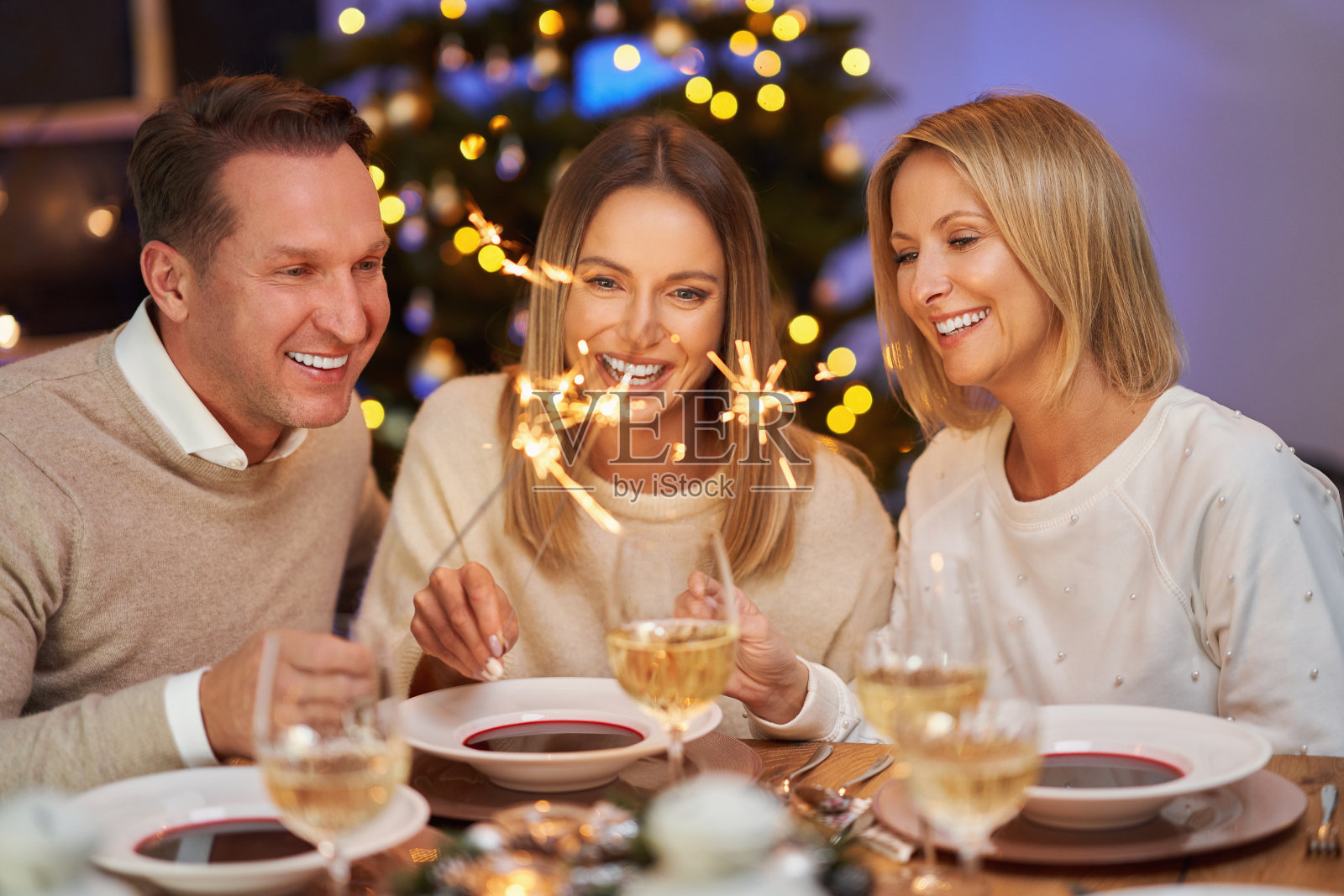 朋友们拿着烟火庆祝圣诞晚会照片摄影图片