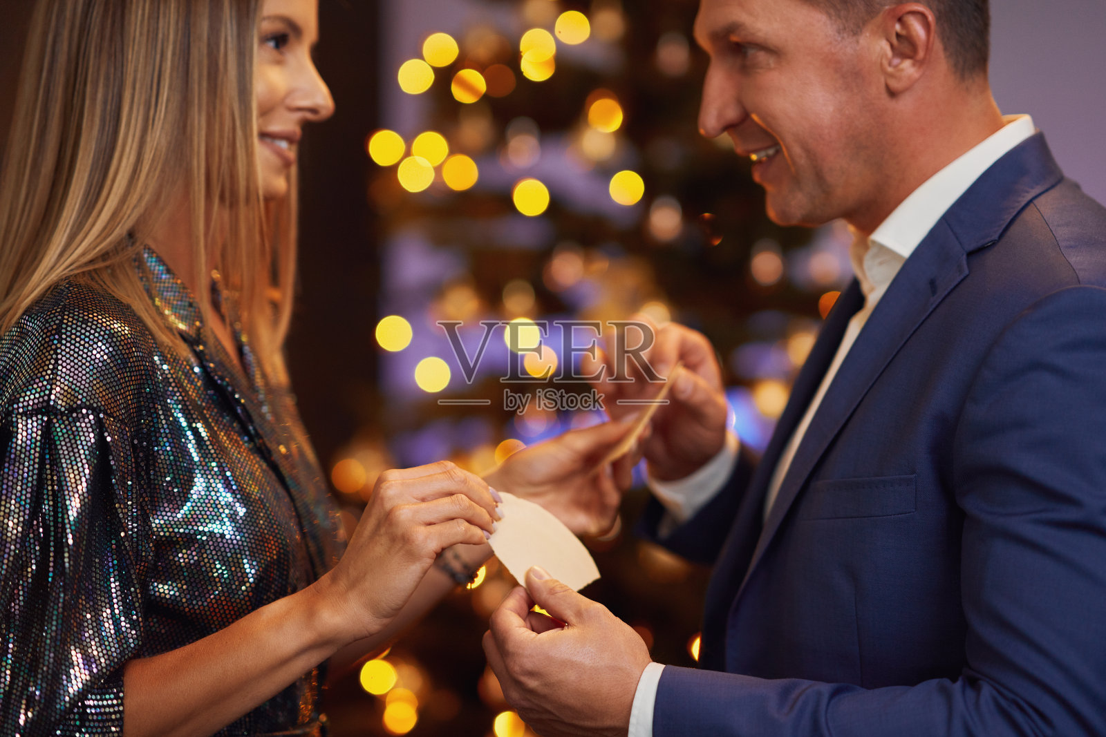 人们以传统的波兰方式分享圣诞晶圆照片摄影图片