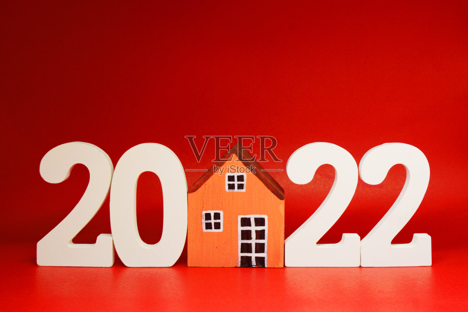 红色背景- 2022年新年趋势-红色模式的房地产经营理念，房屋出租销售空间，促销设计广告照片摄影图片