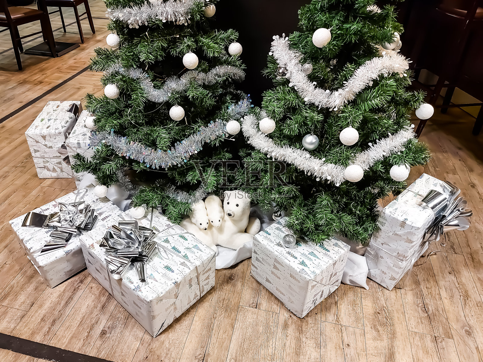 圣诞树下放着包装好的礼物照片摄影图片