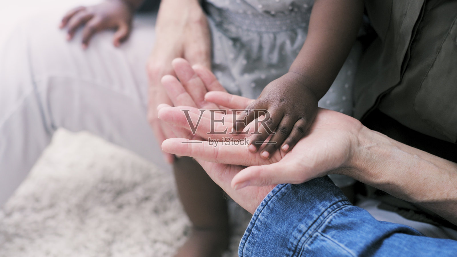 照片中，一位面目全非的老男人和老女人在家陪着他们的孙女共度美好时光照片摄影图片