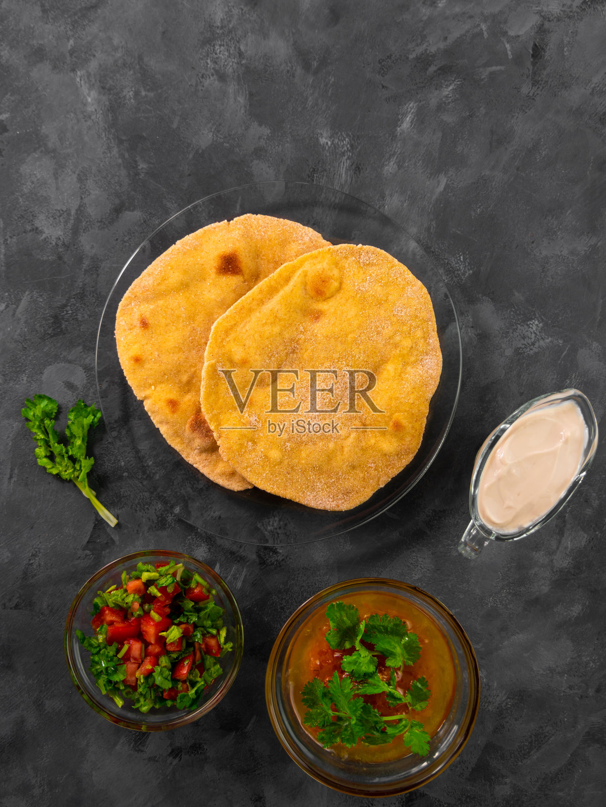 自制玉米面包香菜蔬菜番茄沙司。手工制作的墨西哥玉米粉圆饼。照片摄影图片