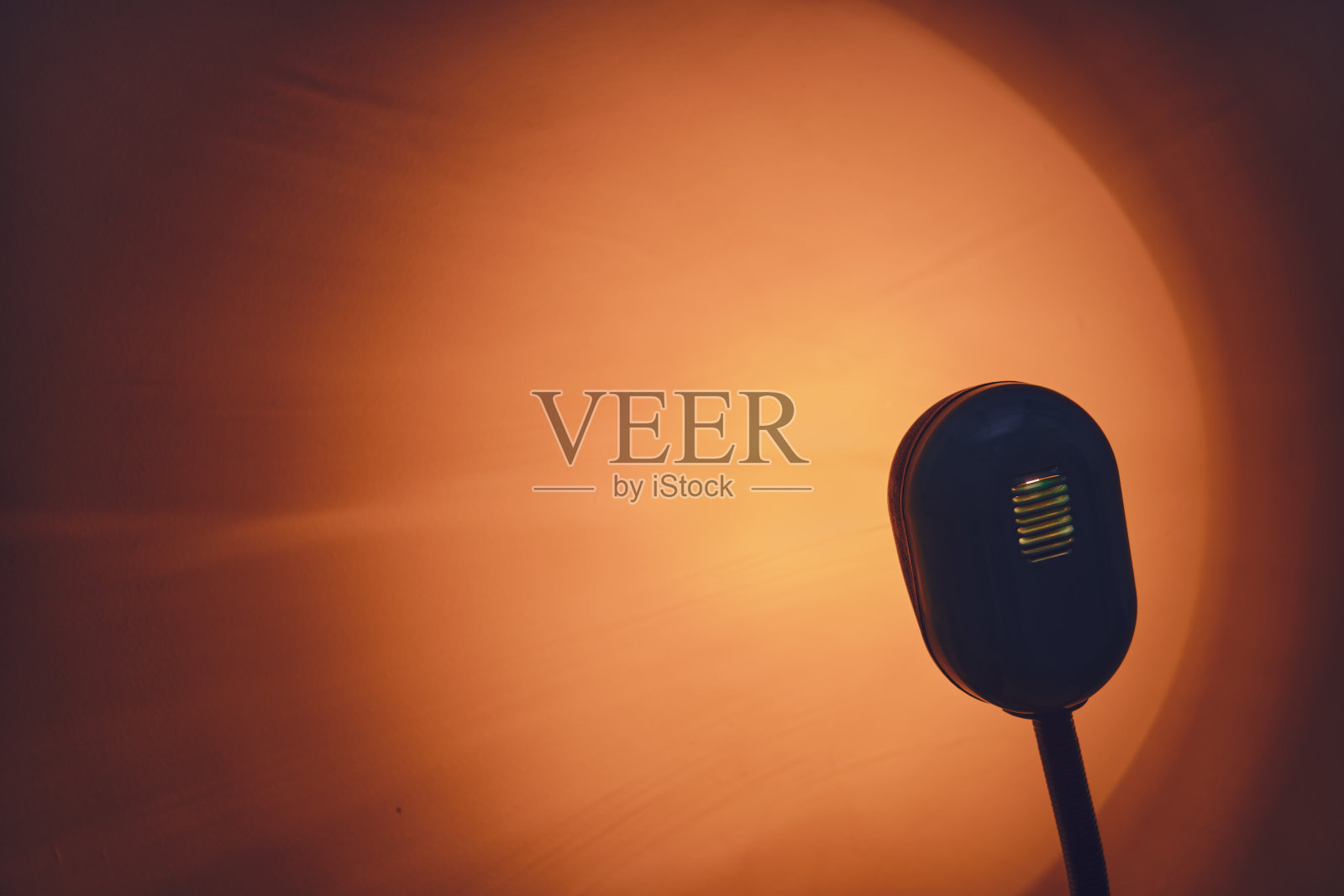 墙上的圆形灯光来自一盏电灯，复制空间照片摄影图片