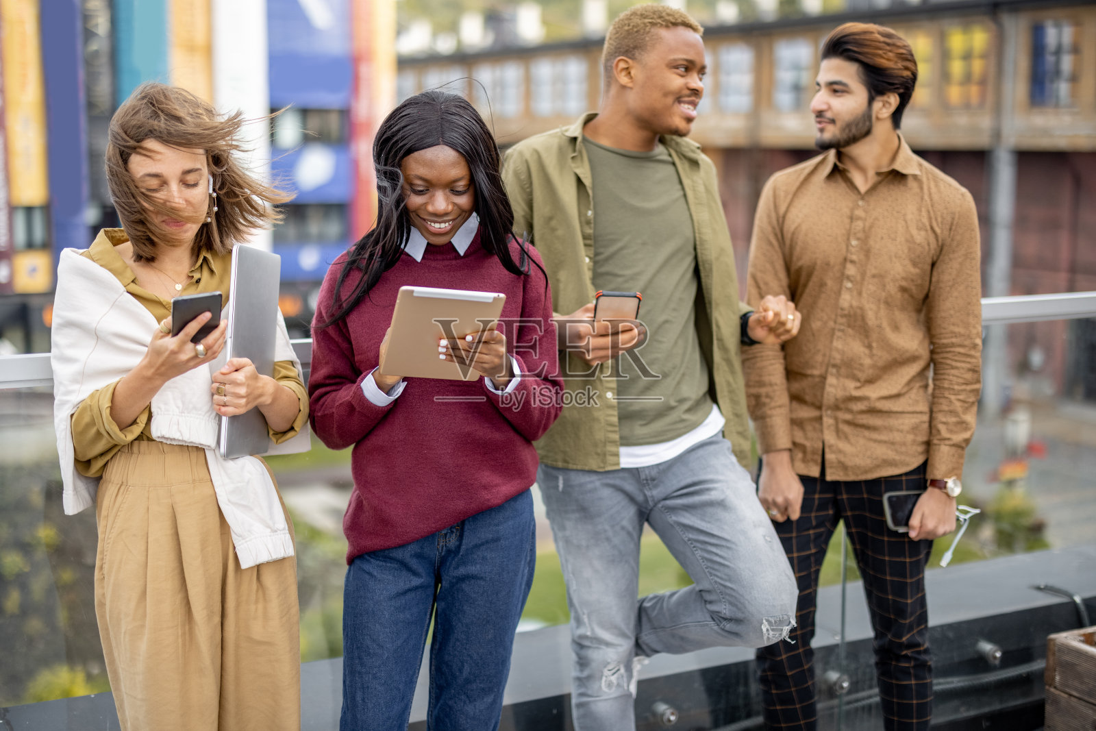 学生们在大学校园里使用数码设备照片摄影图片