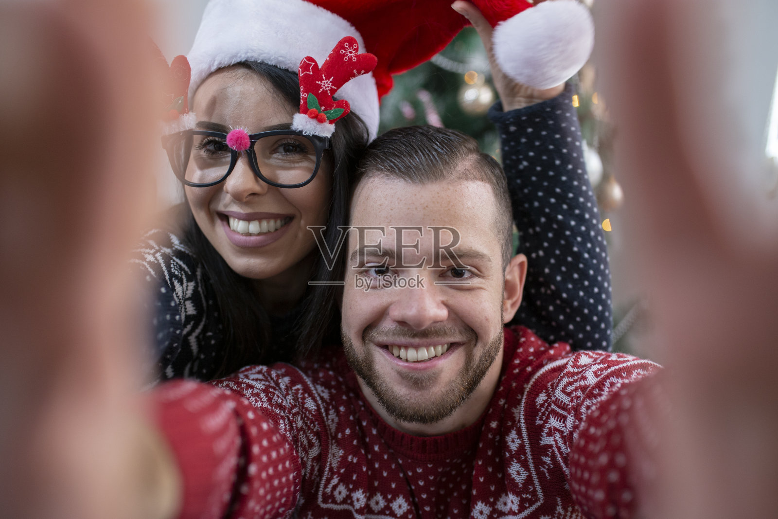幸福的夫妇在圣诞节装饰在家里照片摄影图片