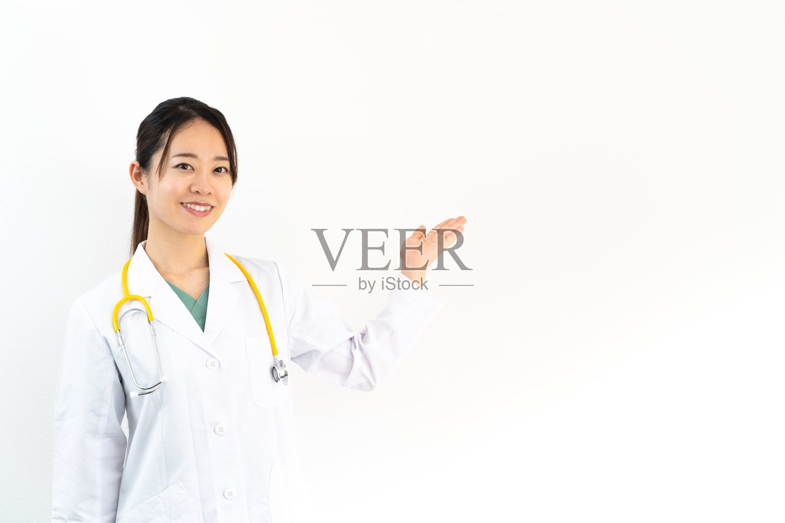 一位年轻的女医生来指导你照片摄影图片