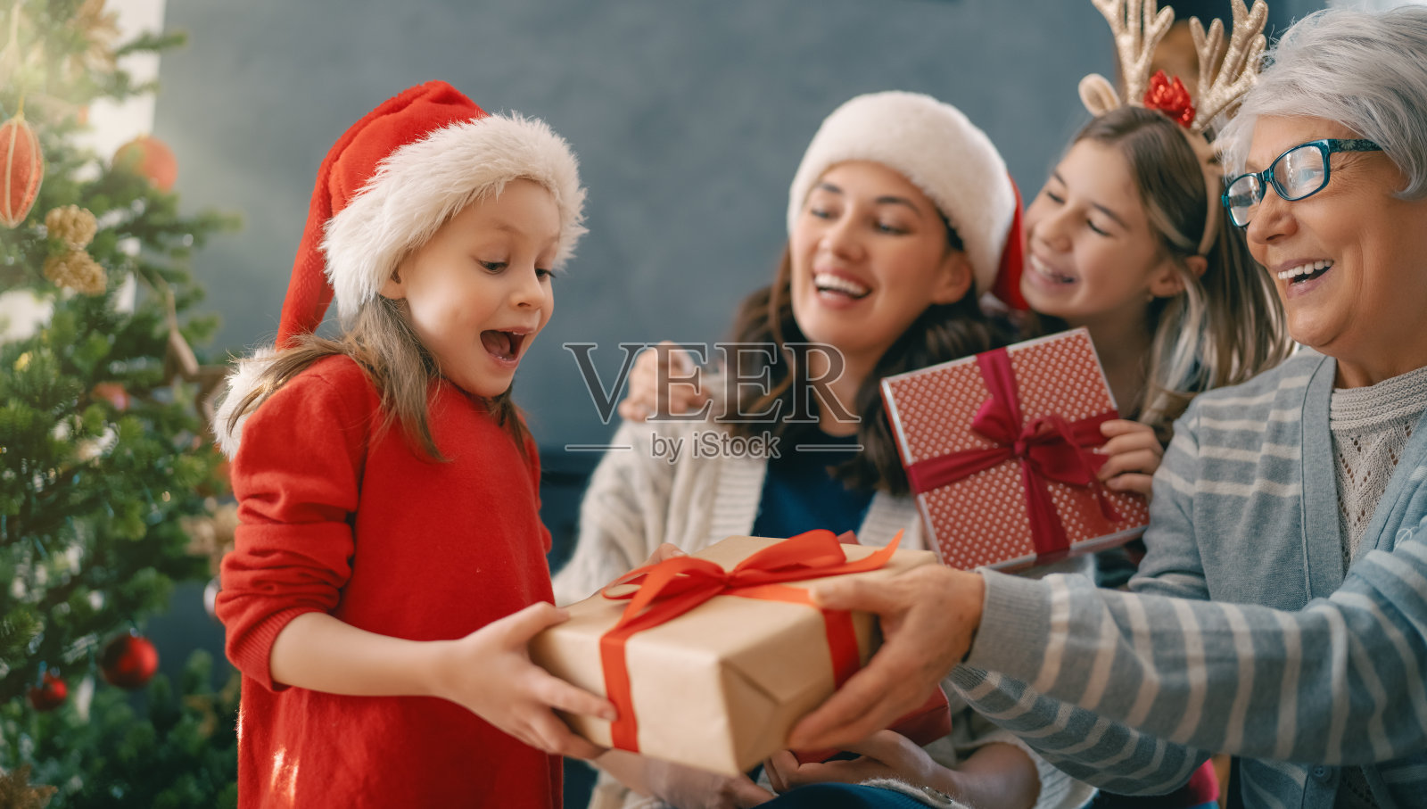 家庭庆祝圣诞节照片摄影图片