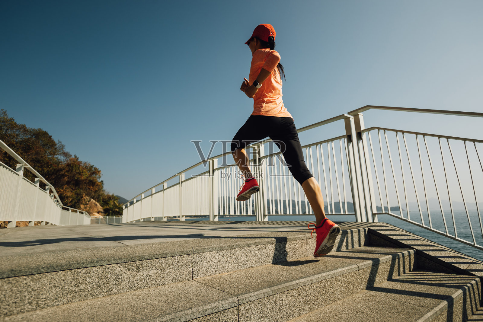 健康的生活方式健身运动女人跑步在海滨小道照片摄影图片