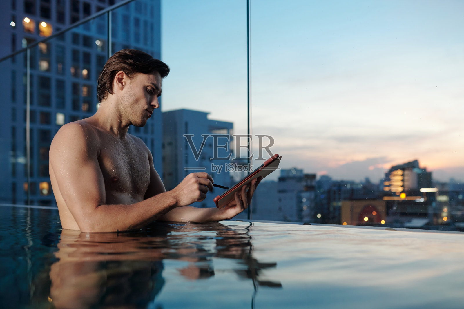 泳池里的人签署文件照片摄影图片