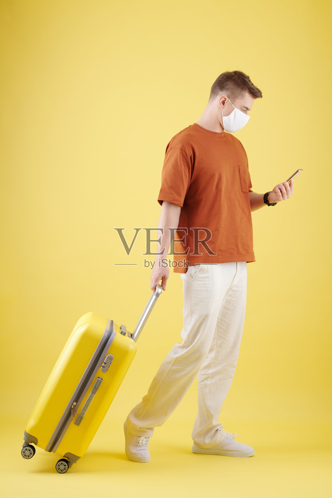 智能手机上的旅游阅读通知照片摄影图片