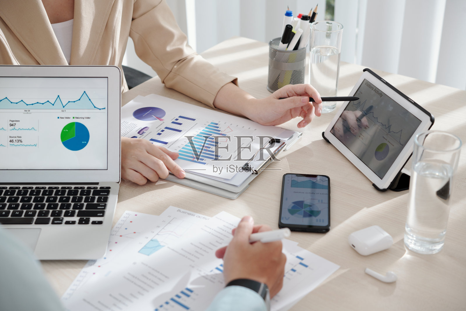 同事比较销售报告照片摄影图片