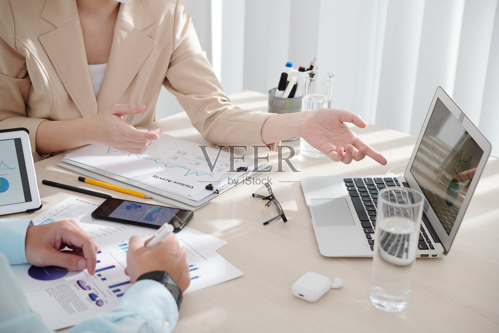 女商人在笔记本电脑上展示图表照片摄影图片