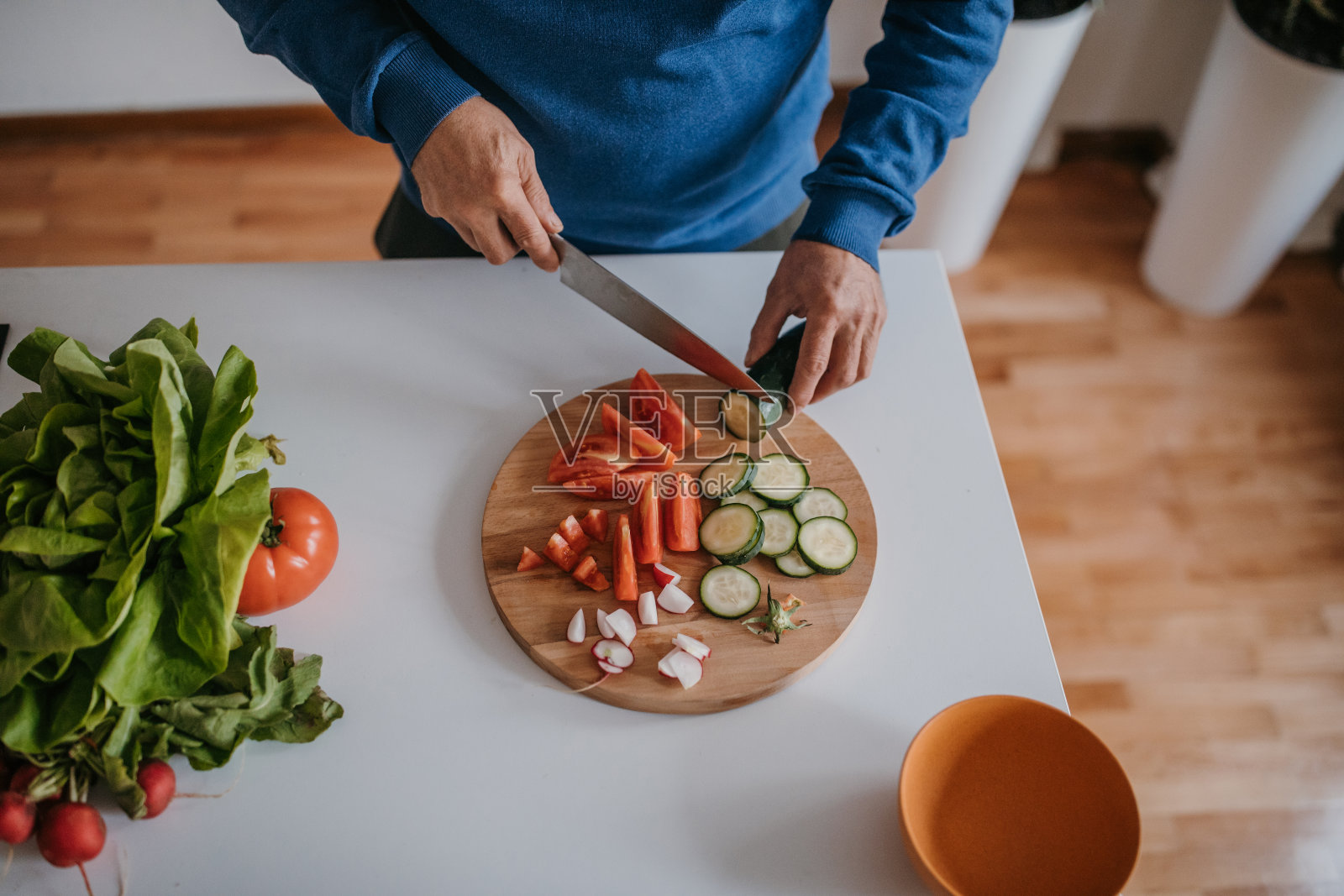 厨师在厨房切蔬菜照片摄影图片
