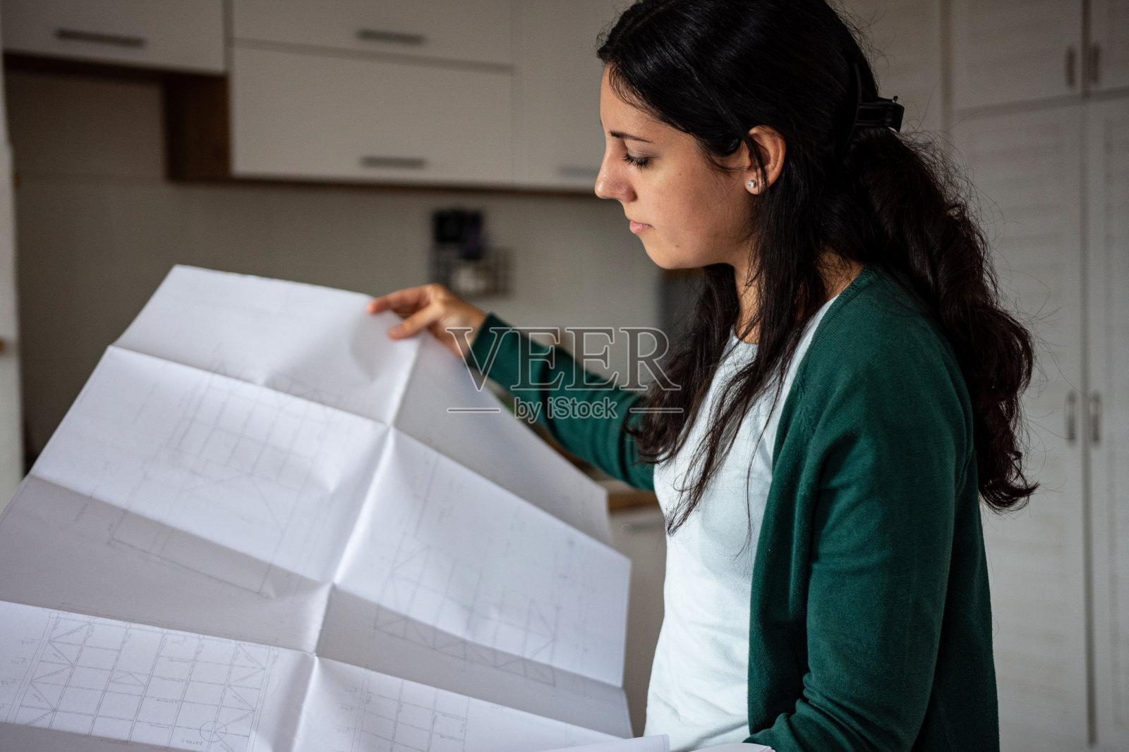 建筑师在家工作照片摄影图片