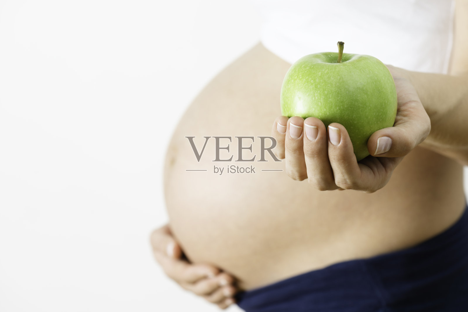 怀孕期间吃苹果照片摄影图片