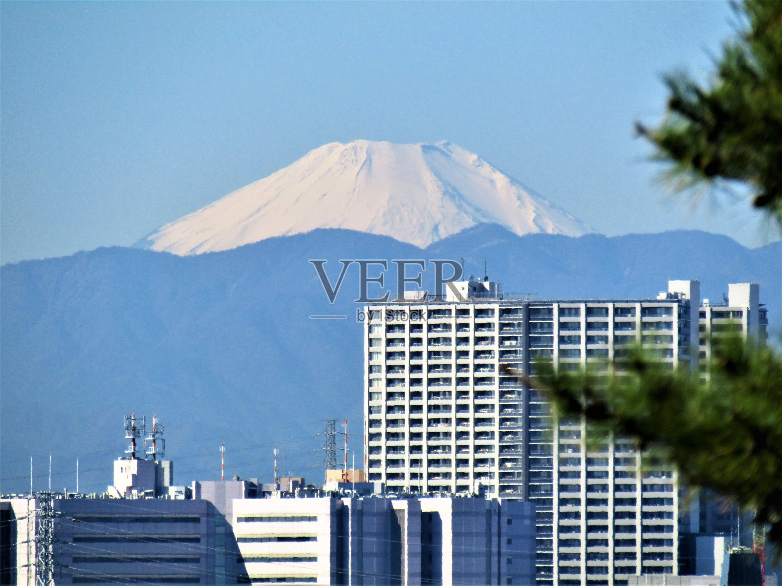 新东京和老富士山。照片摄影图片