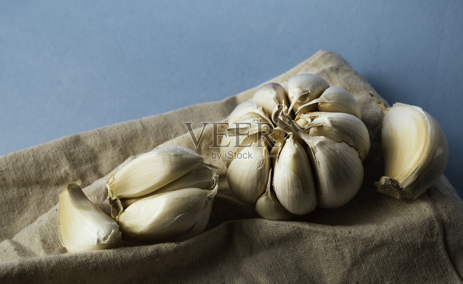新鲜的大蒜在桌子上照片摄影图片