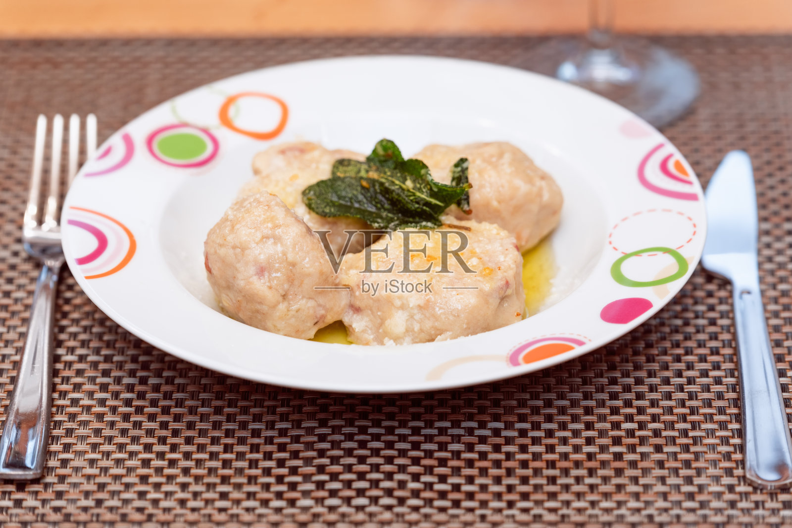 面包饺子(Canederli)是意大利阿尔卑斯山的典型菜肴照片摄影图片