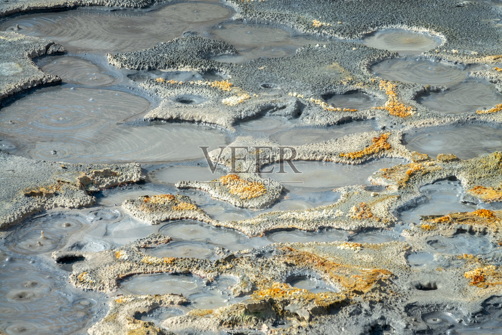 冰岛雷克雅斯半岛塞尔顿地热区的热泥罐照片摄影图片