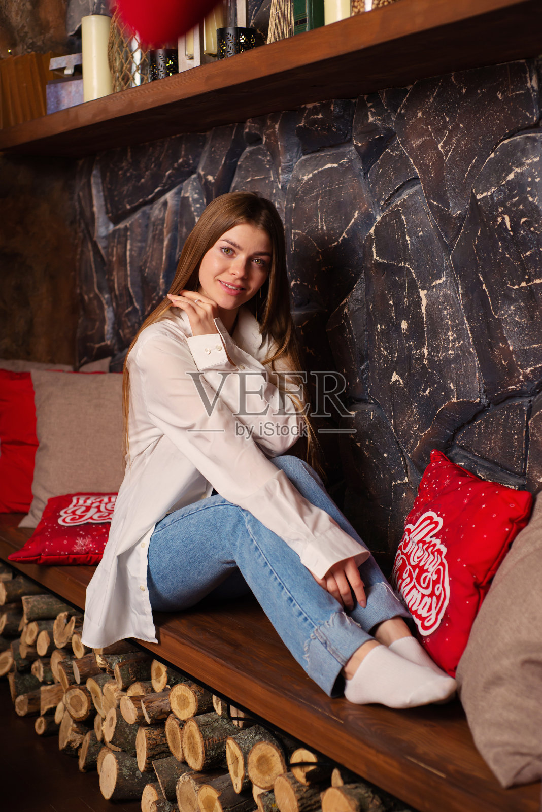 漂亮可爱的年轻女子在圣诞室内照片摄影图片