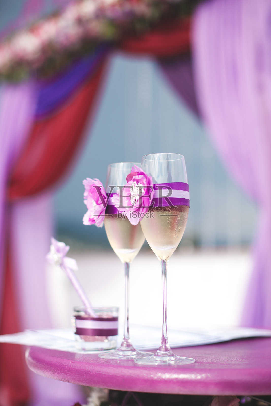 淡紫色的眼镜适合在海上举行婚礼。山。拱门。照片摄影图片