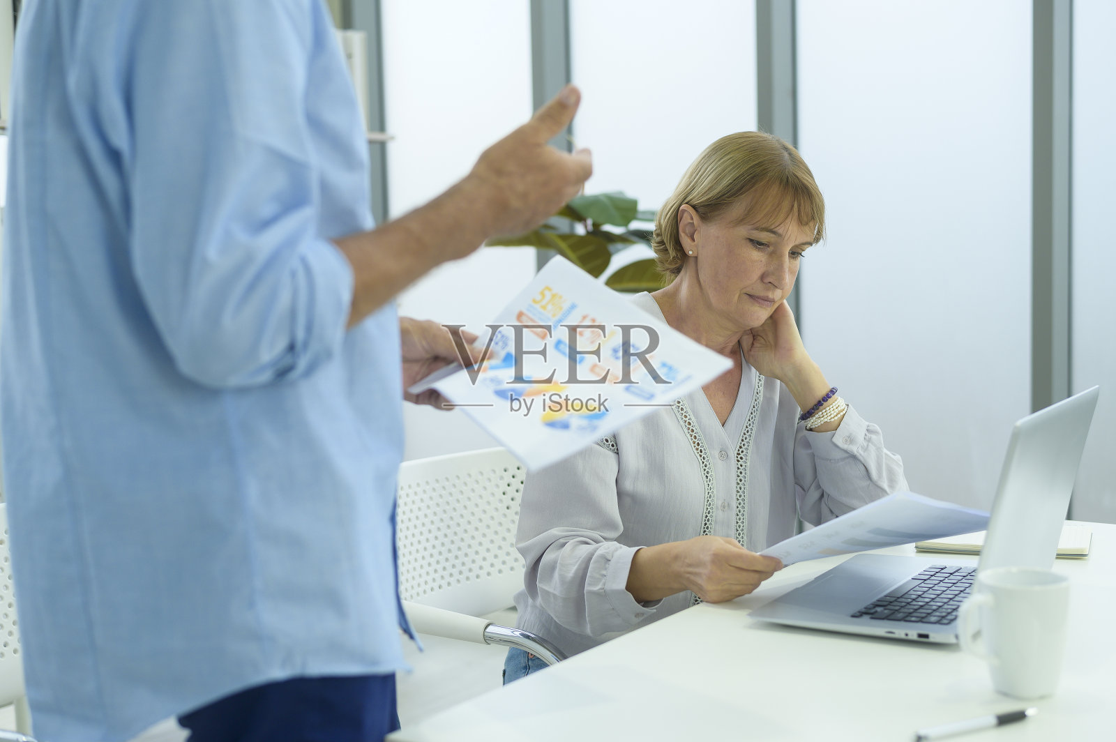 高加索高级商务人员在现代办公室工作和头脑风暴照片摄影图片