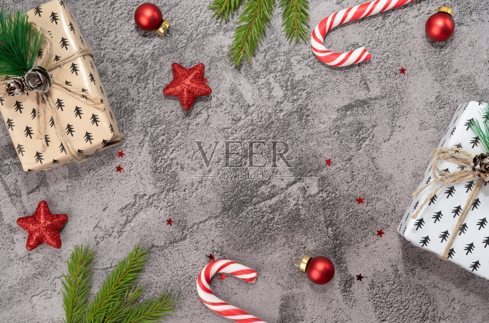 圣诞树的树枝，礼物，糖果手杖照片摄影图片