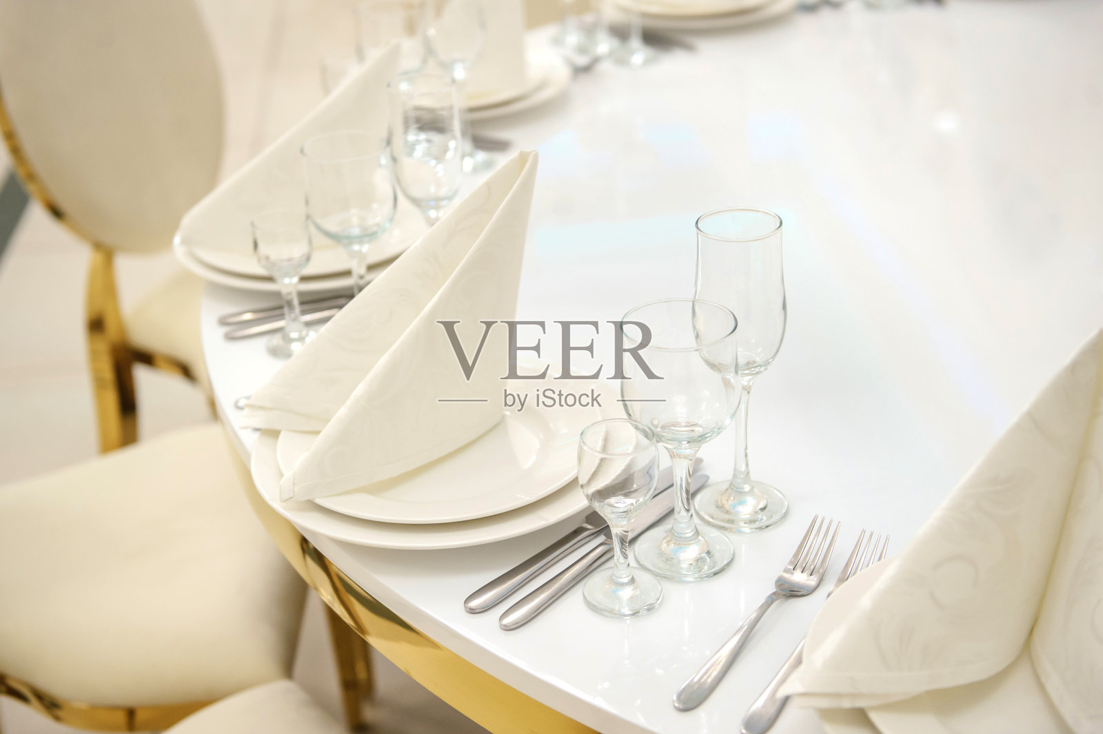 婚礼宴会厅白色复古风格的餐桌照片摄影图片