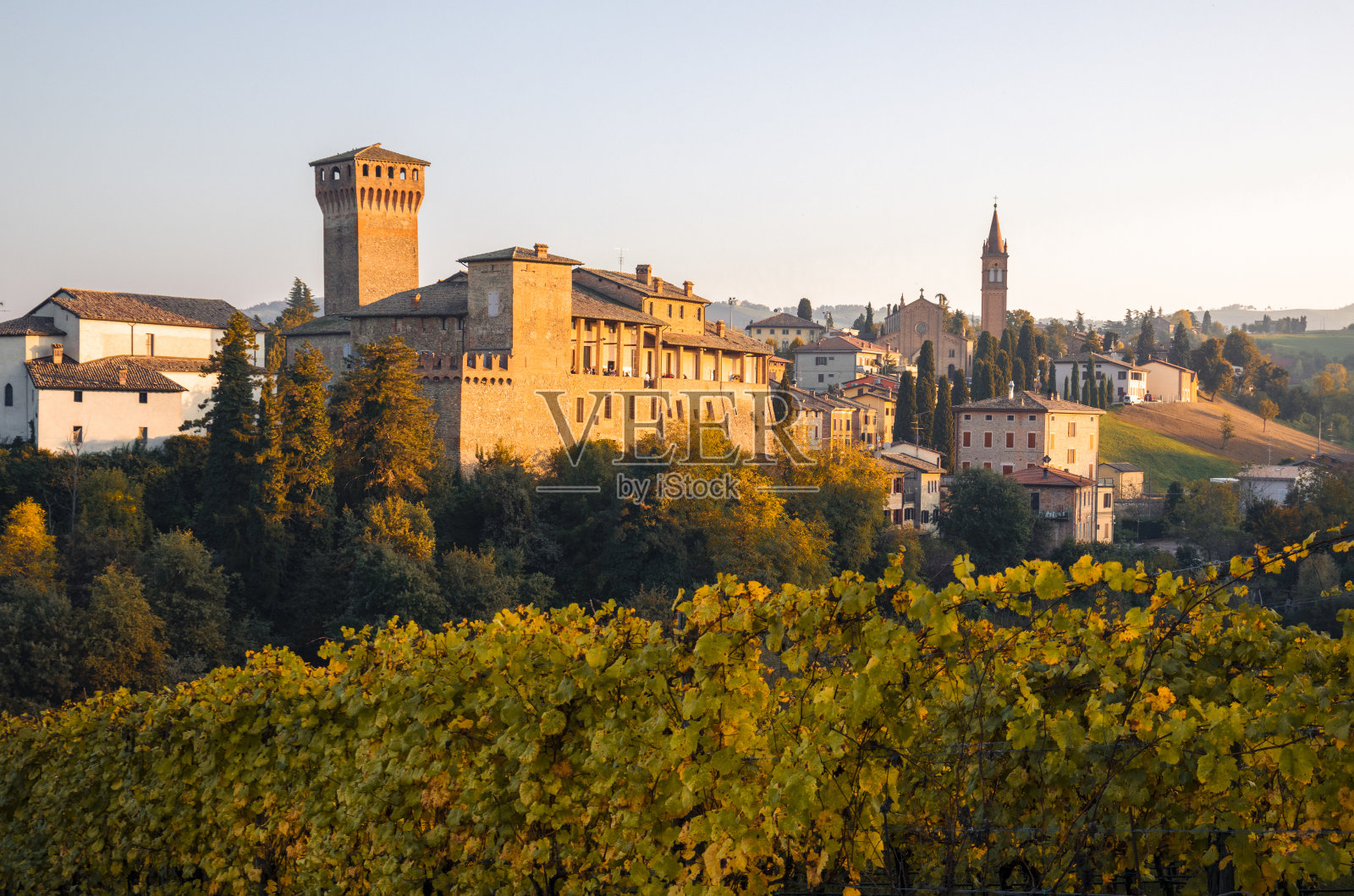 摩德纳城堡的秋天。照片摄影图片