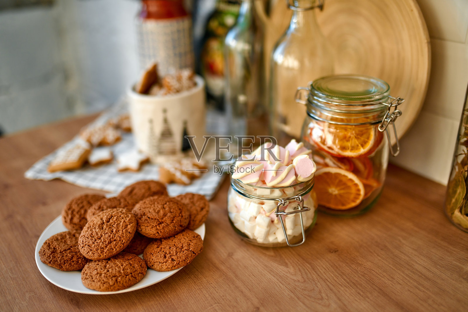 新年夫妇和狗照片摄影图片