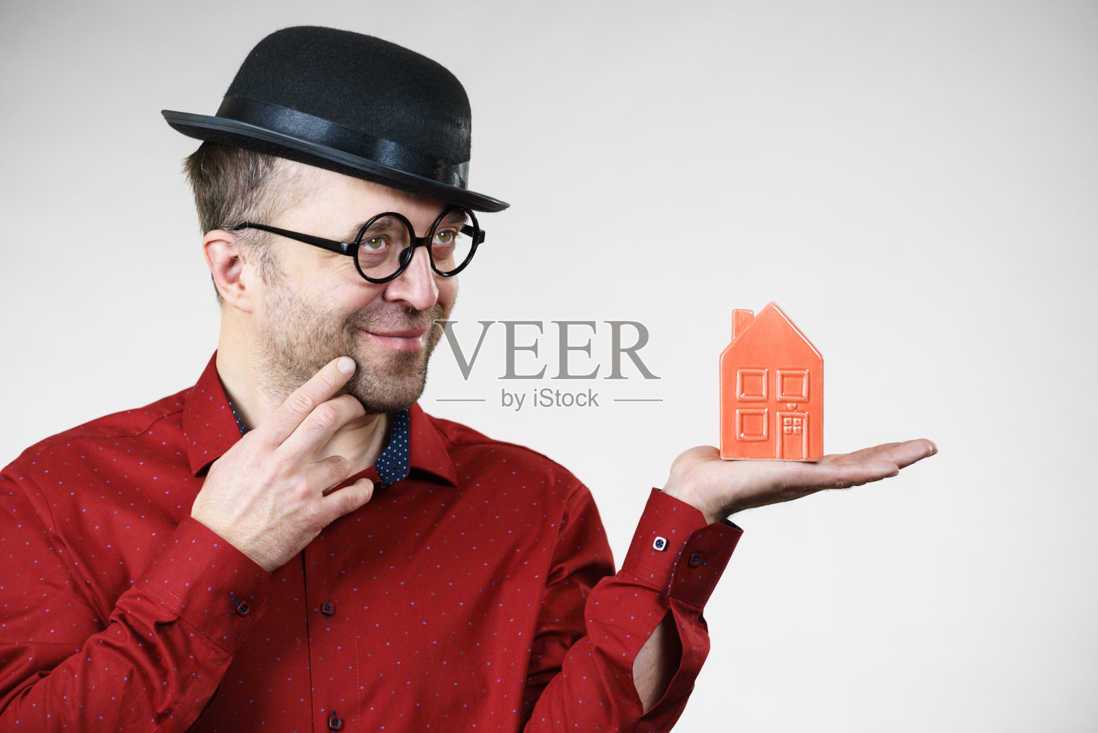 戴着滑稽眼镜的男人看家照片摄影图片