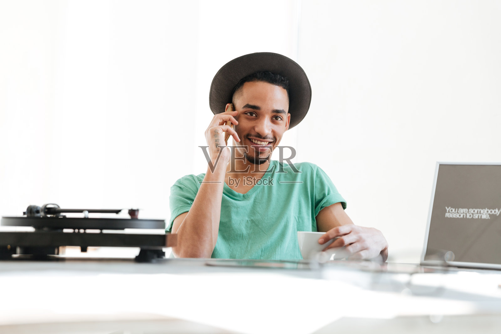 一名非洲男子在用智能手机聊天照片摄影图片