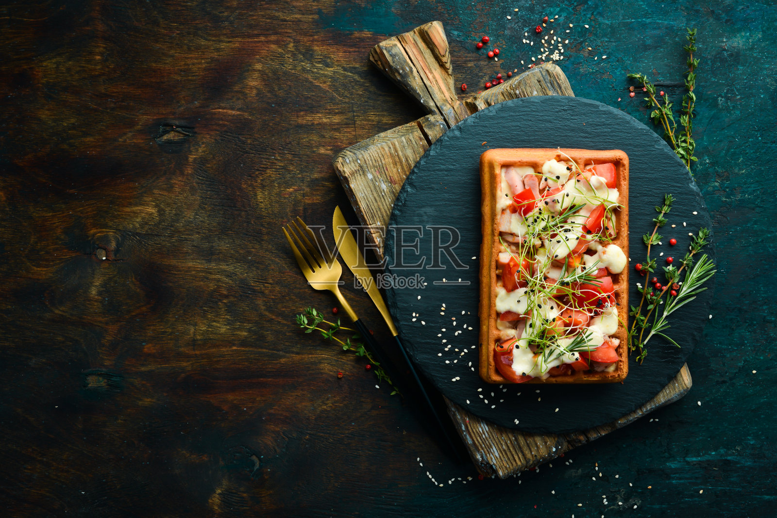 比利时华夫饼:加培根、番茄和微蔬菜。早餐。在一个黑色的石板上。照片摄影图片