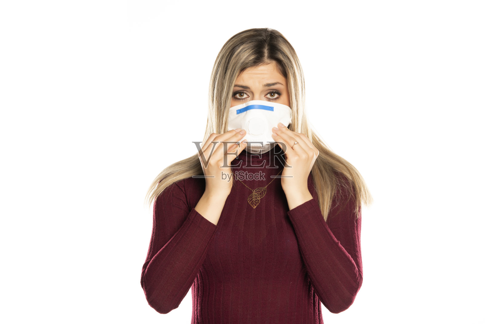 戴着医用口罩的可怜女人照片摄影图片
